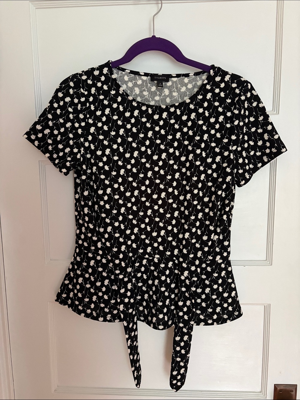 Talbots Black/White Floral Tie-Front Short Sleeve Top. Size S. Polyester/Spandex